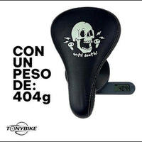 Sillín de bicicleta BMX TONYBIKESGDL negro con gráfico de calavera y texto until death sobre una báscula digital.