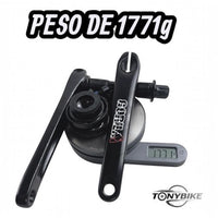 Juego de bielas Gorilla negro mate con eje y accesorios de TONYBIKESGDL sobre una báscula digital