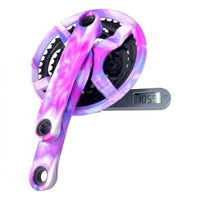 Juego de bielas y platos TONYBIKESGDL con acabado marmolado en tonos violeta, rosa y azul sobre báscula digital