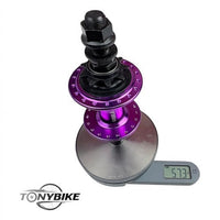 Buje trasero Gorila de TONYBIKESGDL para BMX en aluminio anodizado morado sobre báscula digital