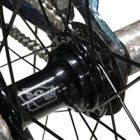 Buje trasero TONYBIKESGDL para bicicleta BMX en color negro brillante con detalle grabado y radios montados