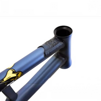 Cuadro TONYBIKESGDL para bicicleta BMX en color azul mate con detalle grabado en la pipa de dirección