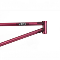 Cuadro TONYBIKESGDL para bicicleta BMX en color burdeos metalizado con detalles gráficos y estructura reforzada