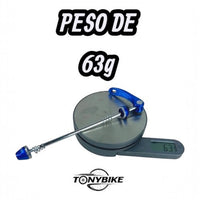 Eje de cierre rápido TONYBIKESGDL azul de 198 mm para bicicleta pesando 63 gramos en una báscula digital