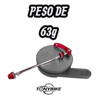 Eje de cierre rápido trasero TONYBIKESGDL de 198 mm en color rojo, pesando 63 gramos sobre una báscula digital.