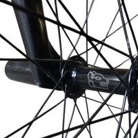 Maza trasera TONYBIKESGDL para bicicleta BMX en color negro mate con detalle grabado y radios negros