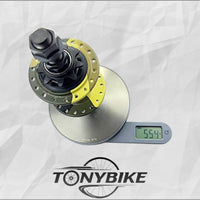 Maza trasera TONYBIKESGDL GORILA con acabado camuflaje sobre báscula digital marcando 554 gramos para bicicleta BMX