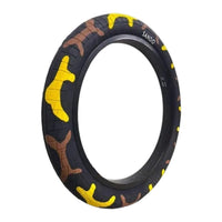Neumático Sando para bicicleta BMX TONYBIKESGDL con diseño de camuflaje en colores amarillo y marrón sobre negro