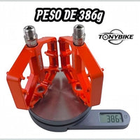 Pedales de plataforma TONYBIKESGDL para bicicleta de montaña en color naranja brillante sobre una báscula digital