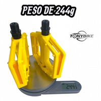 Pedales de plataforma TONYBIKESGDL de nylon amarillo ultraligeros de 244 gramos sobre una báscula digital