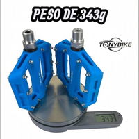 Pedales de nylon azules TONYBIKESGDL de plataforma con pines de tracción sobre báscula digital pesando 343 gramos