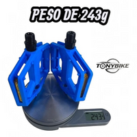 Pedales de plataforma TONYBIKESGDL de nylon azul para bicicleta sobre una báscula digital marcando 243 gramos