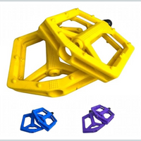 Pedales de plataforma TONYBIKESGDL de nylon amarillo, azul y morado con diseño ergonómico y pines antideslizantes.
