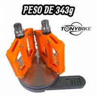 Pedales de nylon naranja TONYBIKESGDL para bicicleta de montaña con pines metálicos sobre báscula digital
