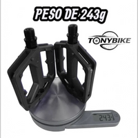 Pedales de plataforma TONYBIKESGDL de nylon negro ultraligeros sobre báscula digital mostrando peso de 243 gramos