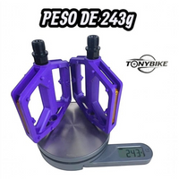 Pedales de plataforma morados TONYBIKESGDL para bicicleta de montaña sobre una báscula digital de 243 gramos