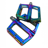 Pedales de plataforma TONYBIKESGDL con acabado tornasol oil slick, alta resistencia y pines de agarre antideslizantes.
