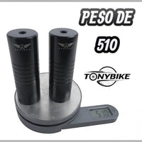 Par de pegs de acero negro mate para bicicleta BMX de TONYBIKESGDL sobre una báscula digital
