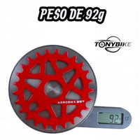 Plato de aluminio rojo 25T para BMX de TONYBIKESGDL pesando 92 gramos en una báscula digital