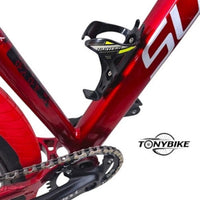 Portabidón TONYBIKESGDL Hunter de plástico negro con detalles amarillos instalado en cuadro de bicicleta rojo