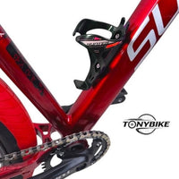 Portabidón TONYBIKESGDL negro con detalles rojos instalado en el cuadro de una bicicleta de montaña roja