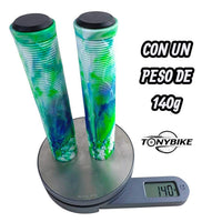 Puños TONYBIKESGDL antideslizantes para bicicleta en tonos verde, azul y blanco con textura ergonómica sobre báscula