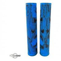 Puños de bicicleta TONYBIKESGDL en goma azul y negra con patrón geométrico antideslizante para mayor agarre.