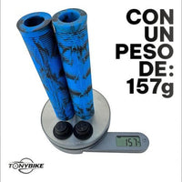 Puños para bicicleta TONYBIKESGDL de goma azul y negra con diseño ergonómico y tapones, pesando 157 gramos en báscula.