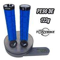 Puños de silicona azules TONYBIKESGDL con patrón antideslizante y bloqueo, pesando 122 gramos en báscula digital.