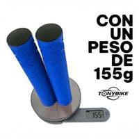 Puños TONYBIKESGDL azules de 160 mm con textura geométrica antideslizante y tapones negros sobre báscula digital