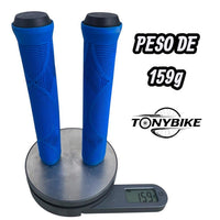 Puños TONYBIKESGDL para bicicleta en color azul con textura ergonómica y tapones, pesando 159 gramos en báscula.