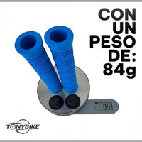 Puños de goma azules TONYBIKESGDL para bicicleta con patrón en zigzag sobre báscula digital marcando 84 gramos