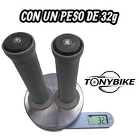 Puños TONYBIKESGDL de caucho gris para bicicleta sobre báscula digital mostrando un peso ligero de 32 gramos