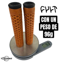 Puños para bicicleta TONYBIKESGDL de goma color café con patrón de diamante tipo suela de zapatilla sobre báscula
