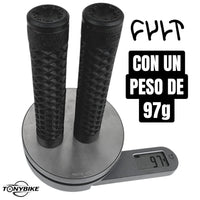 Puños para bicicleta TONYBIKESGDL de goma negra con patrón waffle y tapones, pesando 97 gramos en una báscula digital.