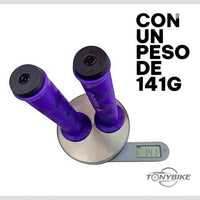 Puños para bicicleta Gorilla morados con textura ergonómica y tapones, pesando 141g en báscula de TONYBIKESGDL