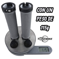 Puños para bicicleta TONYBIKESGDL de goma gris con bloqueo doble y tapones, pesando 115 gramos en una báscula.