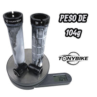 Puños de bicicleta TONYBIKESGDL Hunter gris y negro con sistema lock-on y tapones, pesando 104 gramos en báscula.