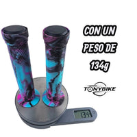 Puños para bicicleta TONYBIKESGDL con diseño jaspeado azul, rosa y negro, ergonómicos y ligeros sobre una báscula.