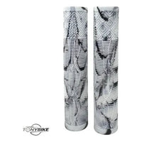 Puños para bicicleta TONYBIKESGDL con diseño jaspeado en blanco y negro, textura antideslizante y ergonómica.