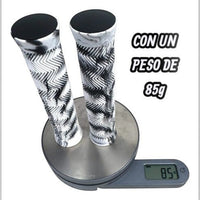 Puños para bicicleta TONYBIKESGDL con patrón de espiga en blanco y negro, pesando 85 gramos en una báscula digital.