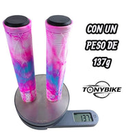 Puños TONYBIKESGDL para bicicleta con diseño geométrico multicolor rosa, azul y violeta pesando 137 gramos en báscula.