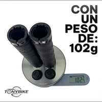 Puños de bicicleta TONYBIKESGDL negros, ergonómicos y ligeros, pesando 102 gramos sobre una báscula digital.