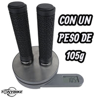 Puños para bicicleta TONYBIKESGDL Jamer negros con textura antideslizante y tapones, pesando 105 gramos en báscula.