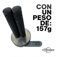 Puños de bicicleta TONYBIKESGDL negros de 160 mm con textura geométrica antideslizante sobre una báscula digital.