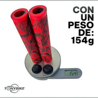 Puños para bicicleta TONYBIKESGDL de caucho rojo y negro con diseño ergonómico y tapones, pesando 154 gramos en báscula.