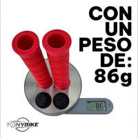 Puños TONYBIKESGDL rojos para bicicleta con relieve en zigzag y tapones, pesando 86 gramos en báscula digital.
