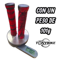 Puños para manubrio TONYBIKESGDL rojos y negros con patrón estriado sobre una báscula digital de precisión