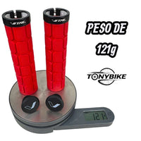 Puños para bicicleta TONYBIKESGDL rojos con textura hexagonal y tapones, pesando 121 gramos en una báscula digital.