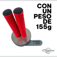 Puños TONYBIKESGDL para bicicleta en color rojo con textura geométrica y tapones negros sobre una báscula digital